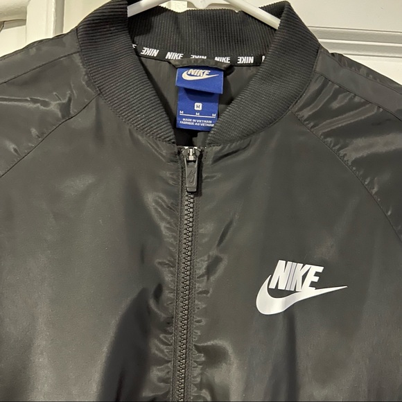Nike Windbreaker - Picture 2 of 4